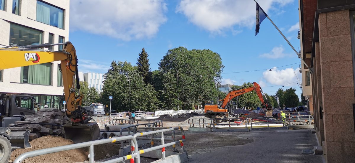 Peruskorjaus etenee Aleksis Kiven kadulla.
